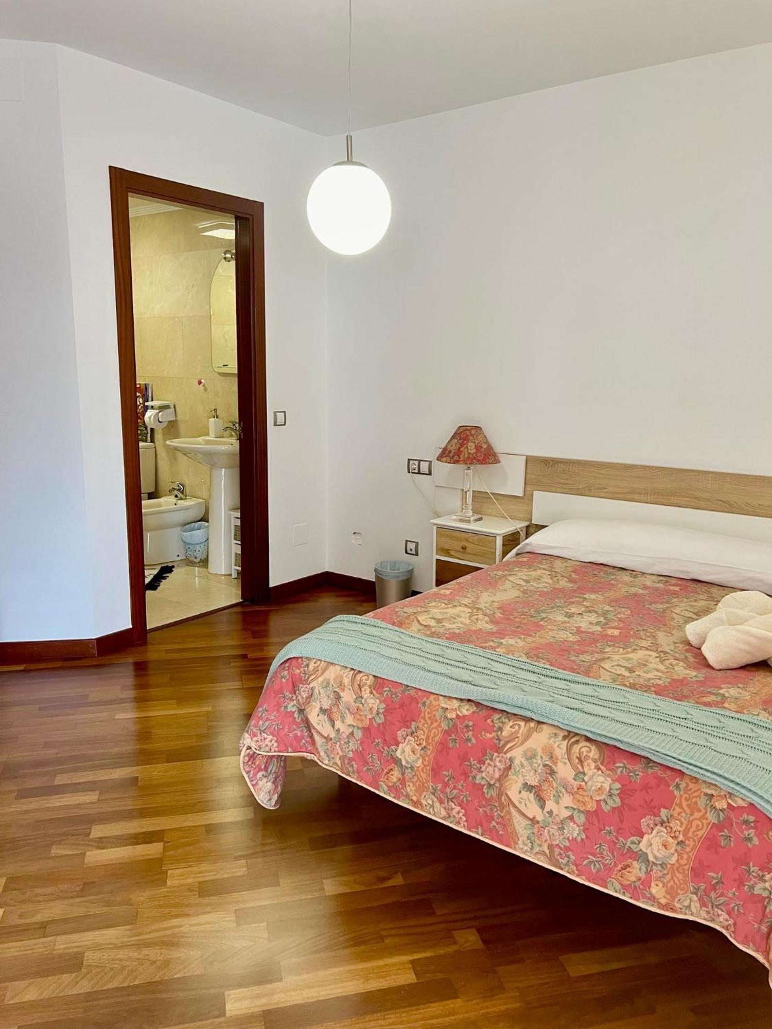 Salon Moderno Con Plaza De Garaje Privada * Llanes