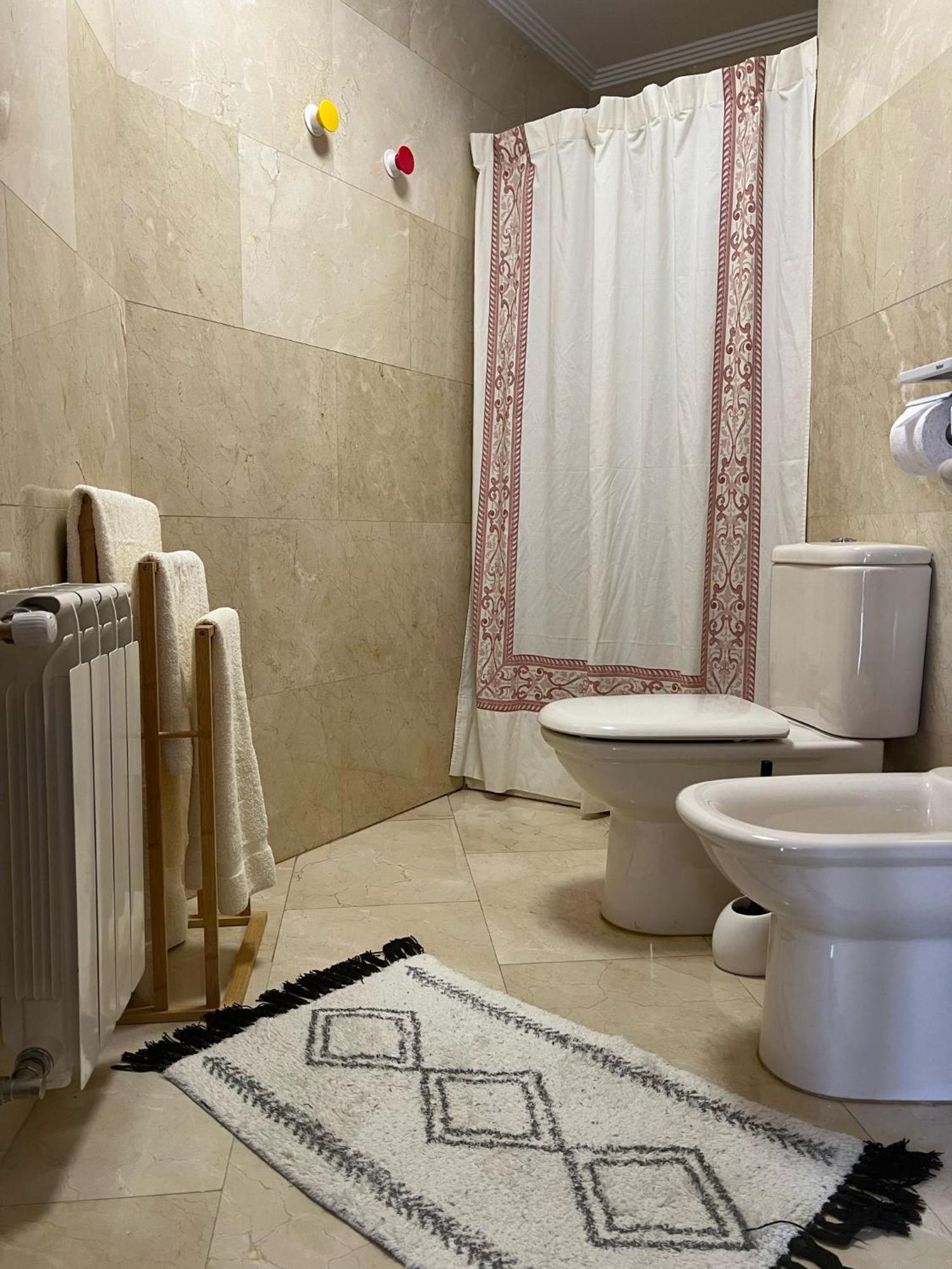 Salon Moderno Con Plaza De Garaje Privada Llanes
