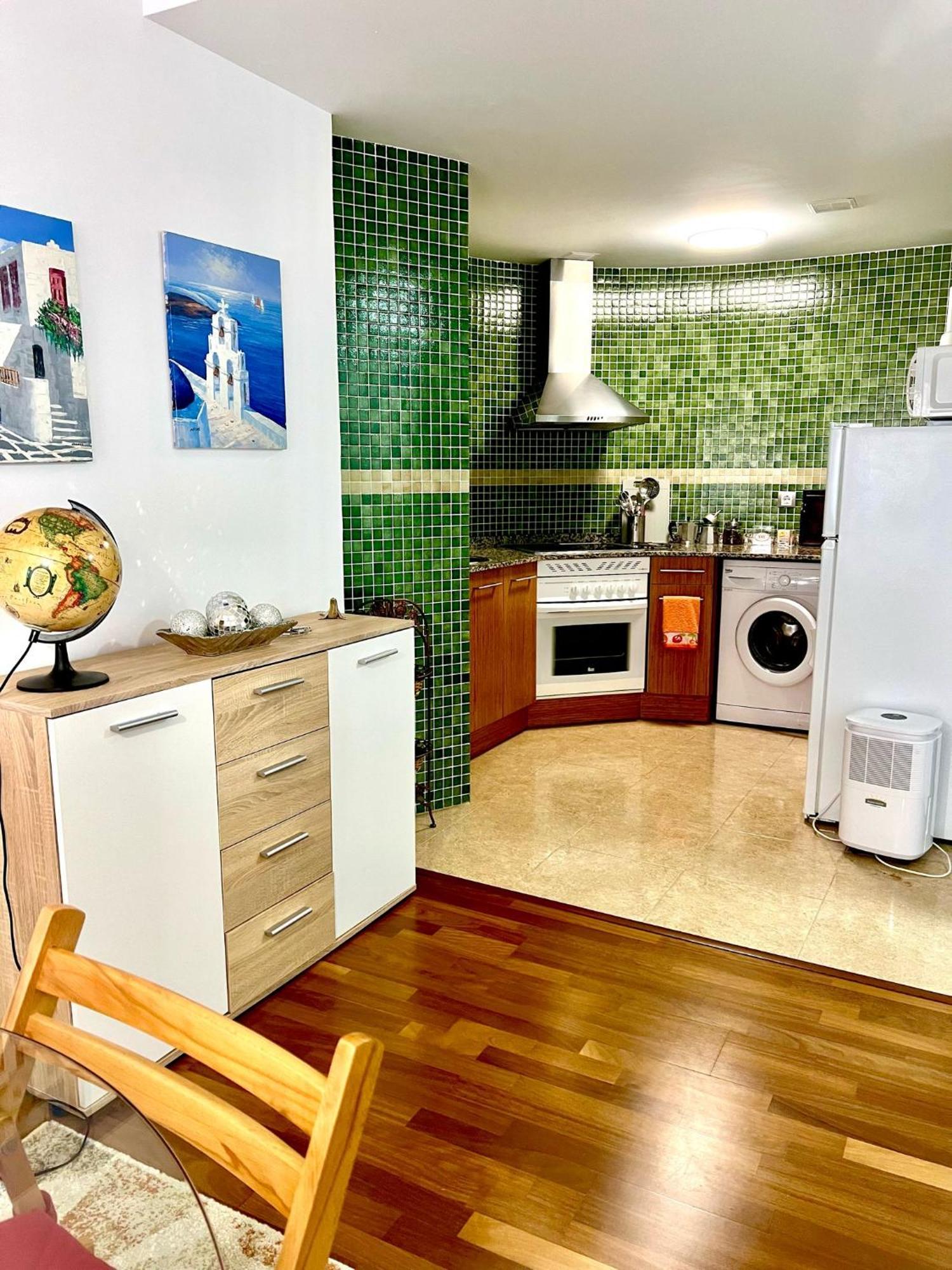 Salon Moderno Con Plaza De Garaje Privada *